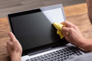 cleaning-laptop
